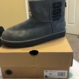 New in box Ugg Classic Mini Ugg Rubber Logo
